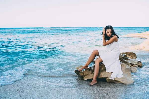 바다 근처 이완 하는 아름 다운 여자 — 스톡 사진