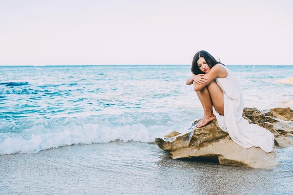 Belle fille se détend près de la mer — Photo