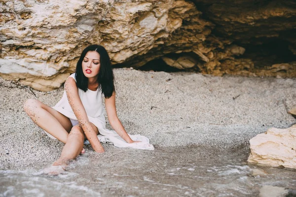 Hermosa chica en el cañón de piedra en Grecia — Foto de Stock