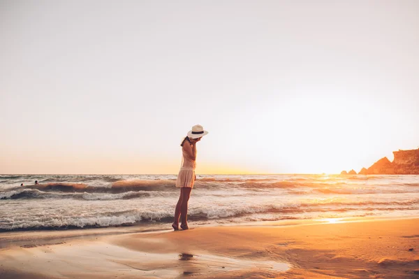 Žena prochází podél krásného pobřeží — Stock fotografie