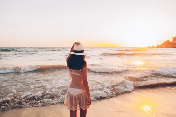 Женщина идет вдоль красивого побережья — стоковое фото