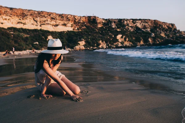 Žena odpočívá na krásné pobřeží — Stock fotografie