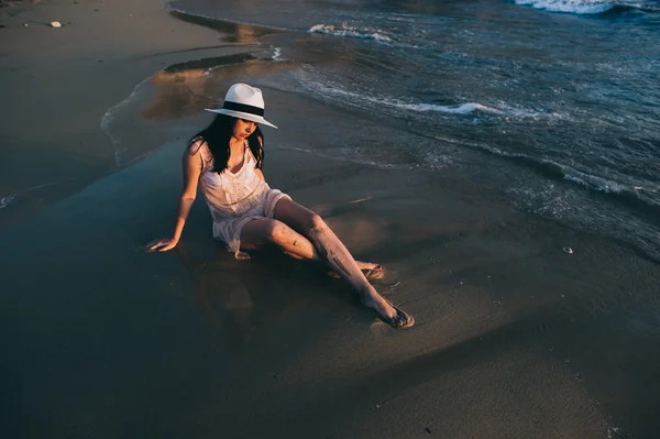 Femme repose à beau bord de mer — Photo