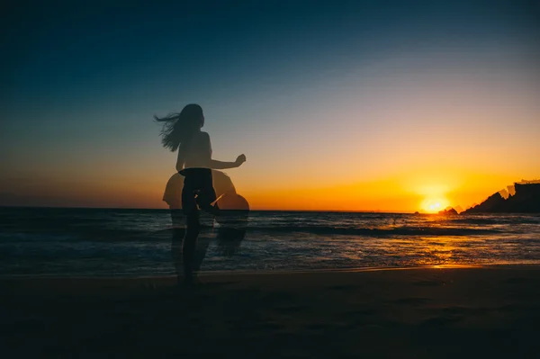 Silueta de niña al atardecer — Foto de Stock