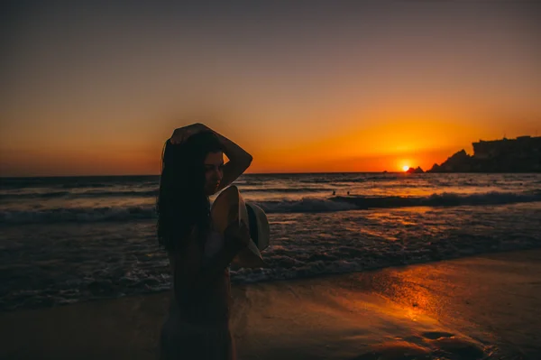 Silhouette de fille au coucher du soleil — Photo