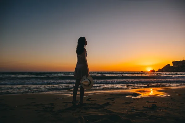 Silhouette di ragazza al tramonto — Foto Stock