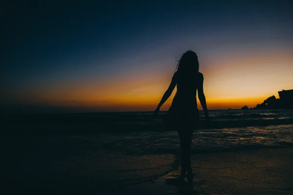 Silhouette di ragazza al tramonto — Foto Stock