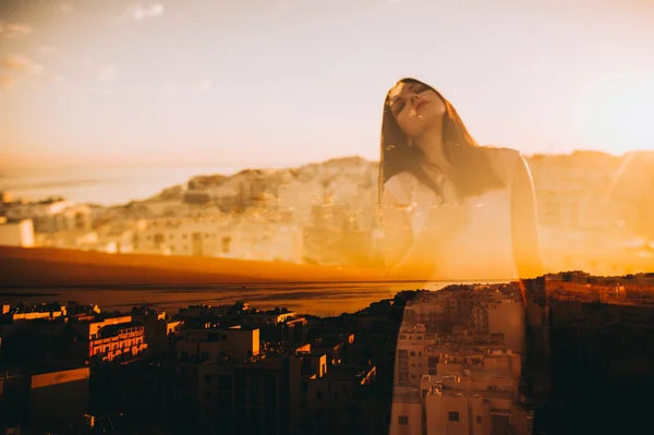 Menina de pé ao pôr do sol — Fotografia de Stock