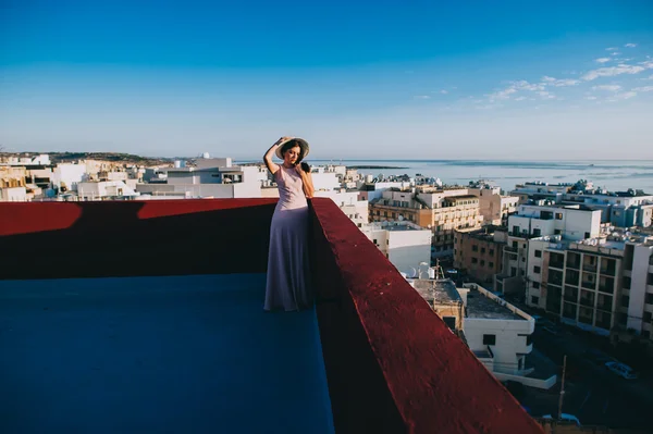 Dívka chodit na střeše — Stock fotografie