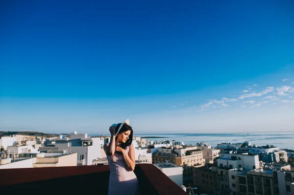 Kız yürüyüş çatıda — Stok fotoğraf