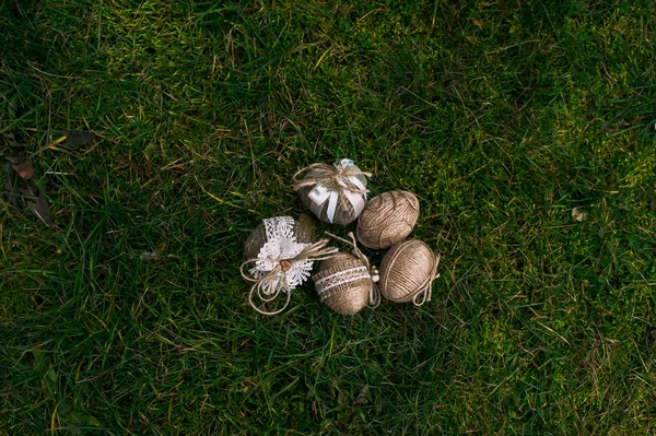 Ostereier auf Gras — Stockfoto