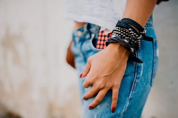 Woman in jeans with hands on them — Stockfoto