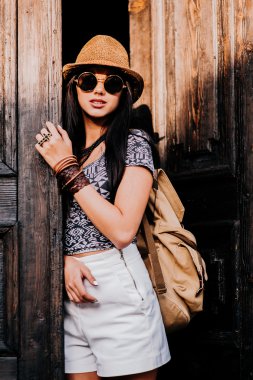 güzel esmer kız şapka ve güneş gözlüğü