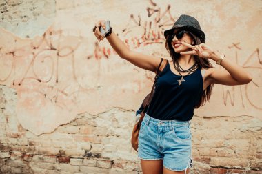 güzel esmer kız güneş gözlüğü