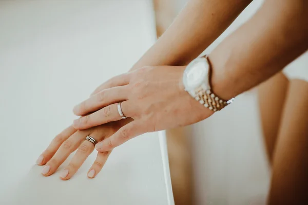 Coppia tenendosi per mano — Foto Stock