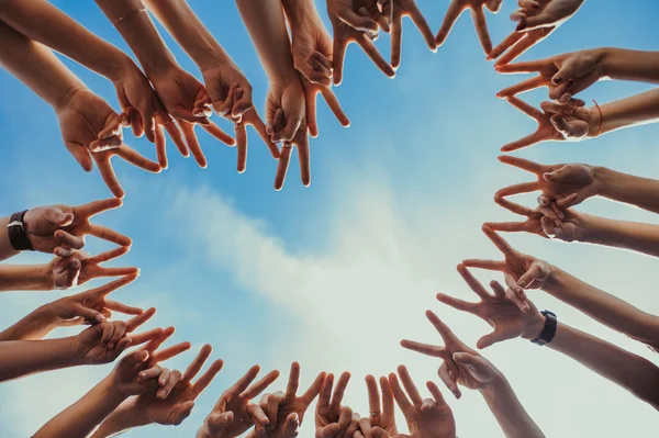 Hände bilden einen Kreis — Stockfoto