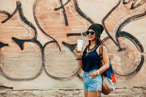 Hermosa chica morena en gafas de sol —  Fotos de Stock