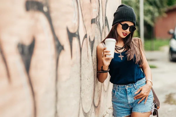 Mooie brunette meisje in zonnebril — Stockfoto