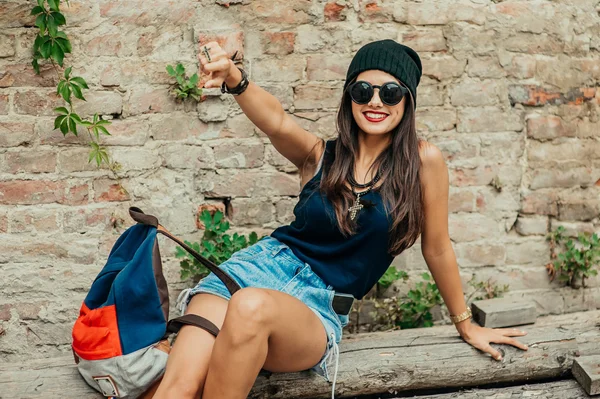 Hermosa chica morena en gafas de sol — Foto de Stock