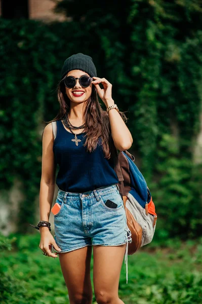 Hermosa chica morena en gafas de sol — Foto de Stock