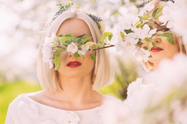 İki ikiz kardeşler bir kiraz çiçeği