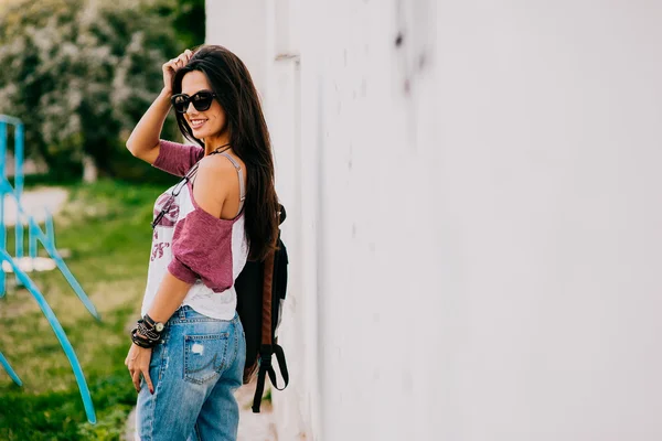 Mooie brunette meisje in zonnebril — Stockfoto