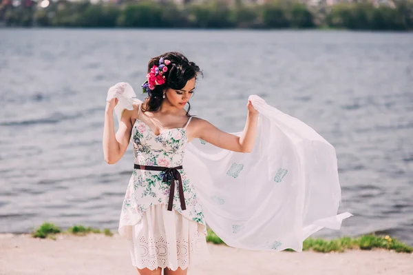 Jovem menina bonita no vestido de verão — Fotografia de Stock