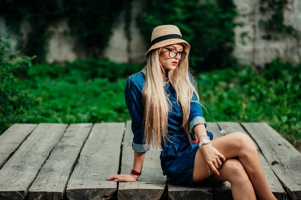 Girlyoung hermosa chica rubia en el parque — Foto de Stock