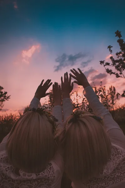 Gemelas niñas estirando las manos al cielo — Foto de Stock