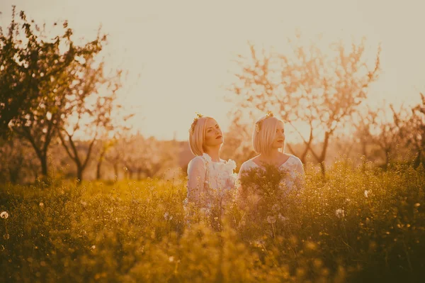 Gemelle ragazze stretching mani al cielo — Foto Stock