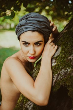 bir ağacın yanında poz kız