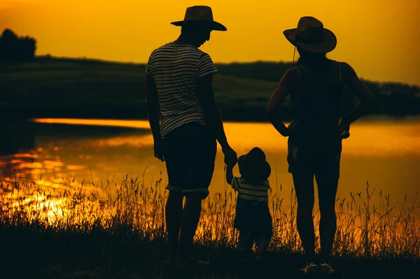 Lycklig familj tillsammans vid solnedgången — Stockfoto