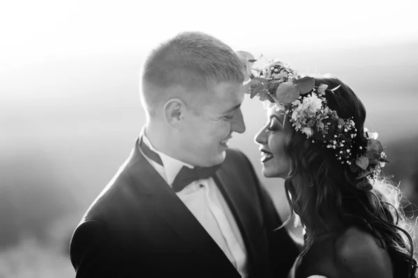 Attraktives Hochzeitspaar — Stockfoto