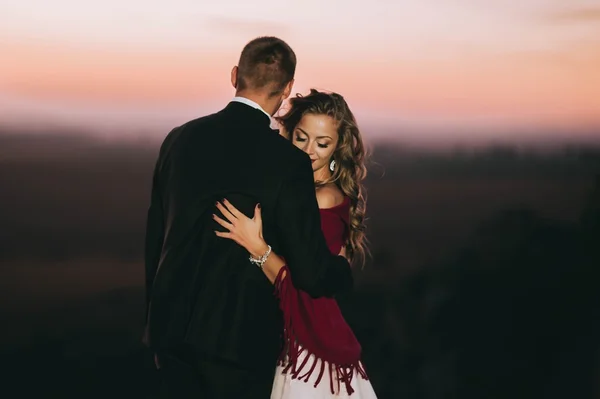 Young bride and groom dancing — Stock Photo, Image