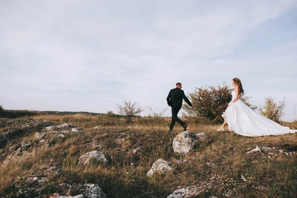 Giovane coppia di sposi — Foto Stock