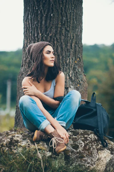 Mädchen sitzt auf dem großen Stein — Stockfoto