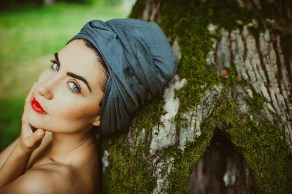 Menina posando perto de uma árvore — Fotografia de Stock