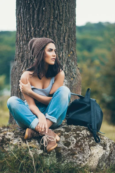 Mädchen sitzt auf dem großen Stein — Stockfoto