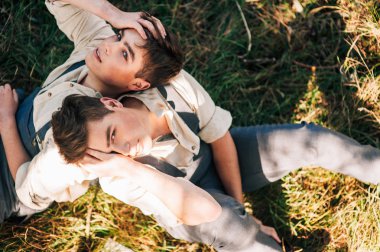 İki ikiz kardeşler