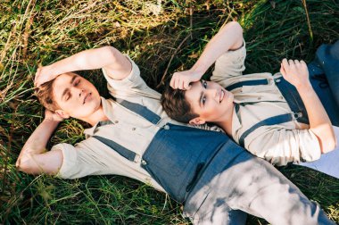 İki ikiz kardeşler