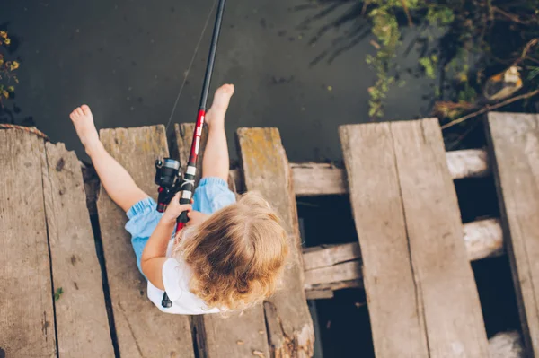 Kis gyermek, horgászat — Stock Fotó