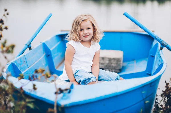 Klein meisje in de boot — Stockfoto