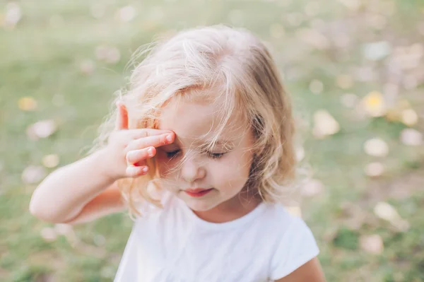 Pequena menina loira ao ar livre — Fotografia de Stock