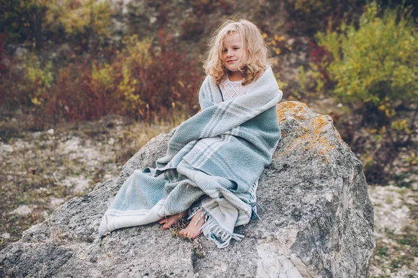 Mädchen in Decke gehüllt im Park — Stockfoto