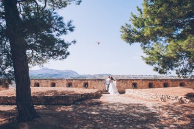 Mutlu gelin ve damat birlikte poz