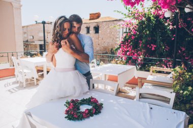 Düğün çifti bir kafede