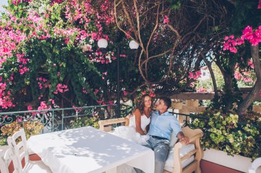 Düğün çifti bir kafede