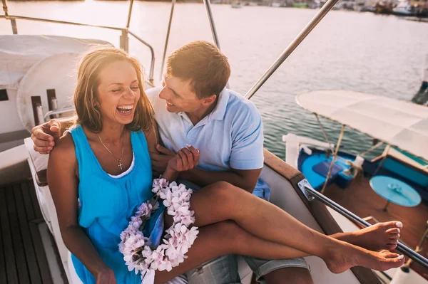 Coppia sorridente a yacht — Foto Stock