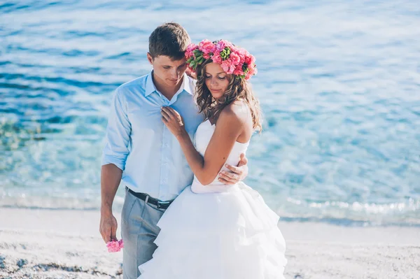 Bruden och brudgummen vid havet — Stockfoto