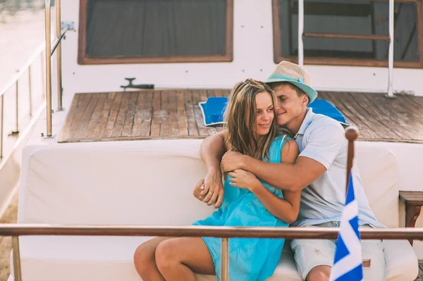 ヨットで笑顔のカップル — ストック写真